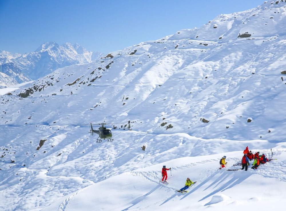 Heli-skiing, group regrouping above the drop, Pakistan